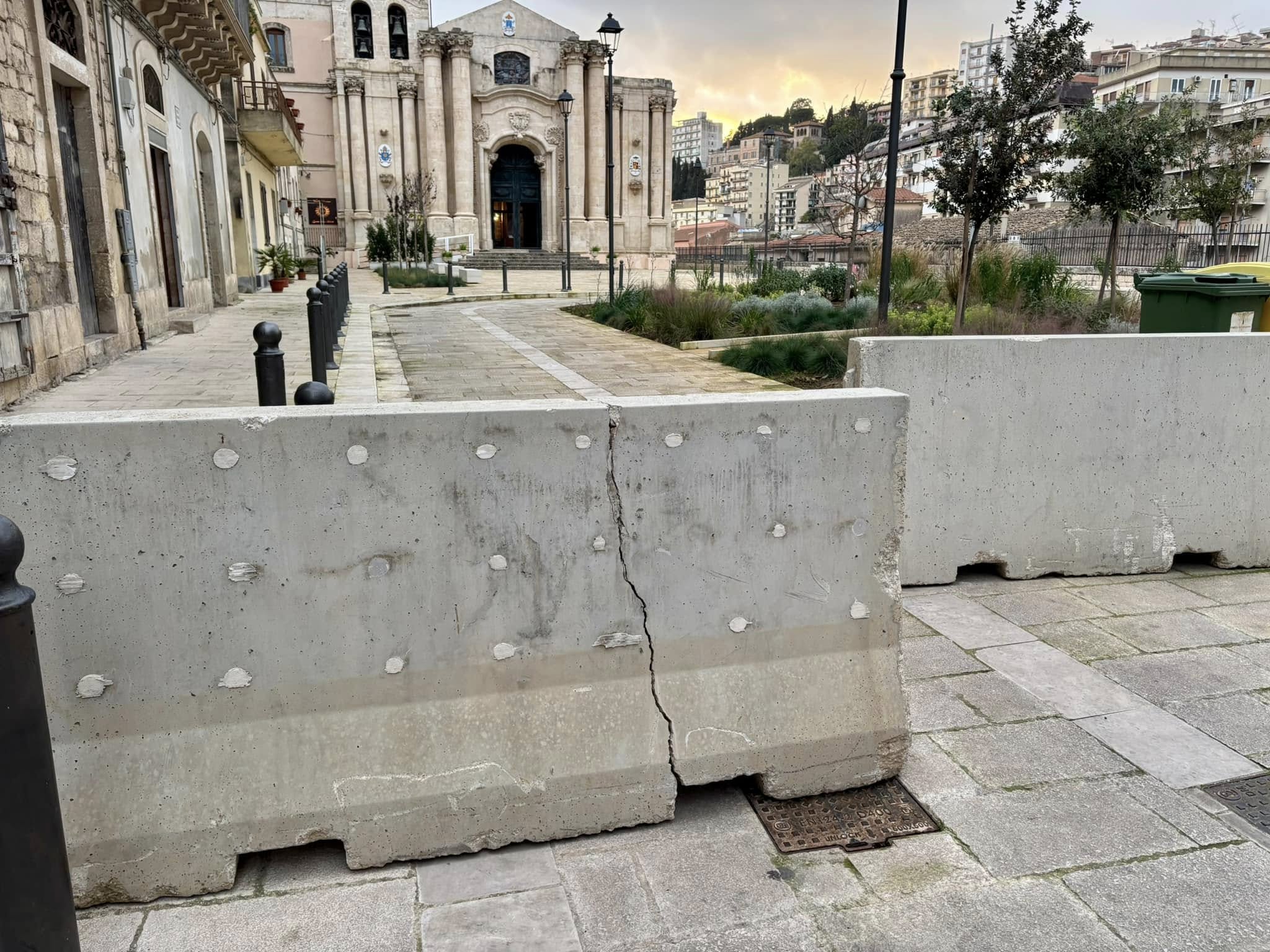 Il parroco della Madonna delle Grazie a Modica non manda giù l’ennesima chiusura della piazza