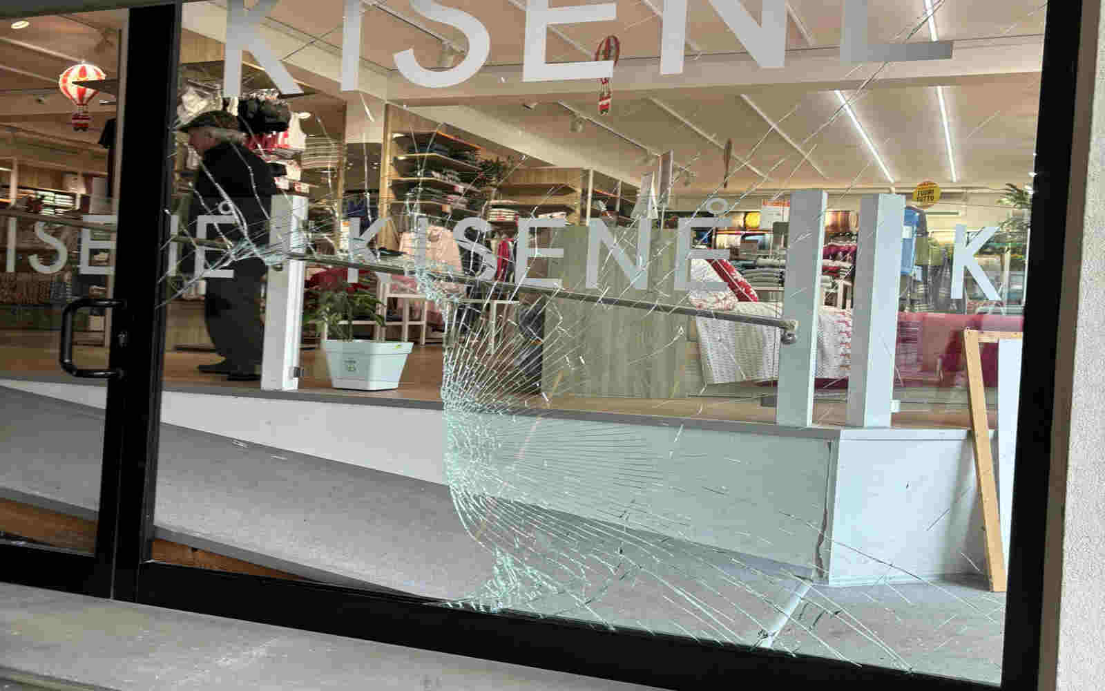 Vittoria in balia dei balordi: ennesimo furto con spaccata in un negozio di via Generale Cascino