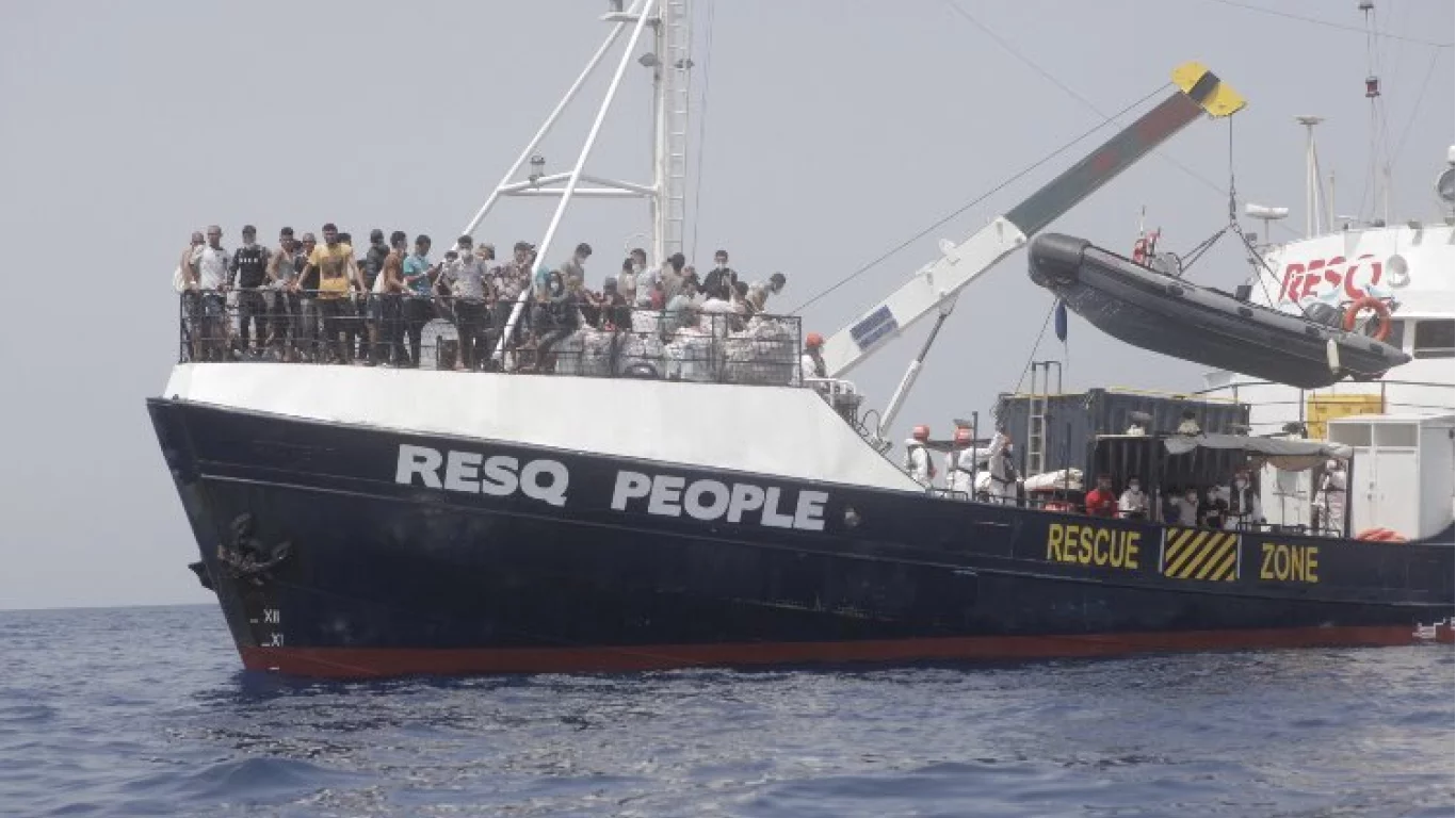 Pozzallo: concluso nel primo pomeriggio lo sbarco di 47 migranti soccorsi dalla Ong Resq People
