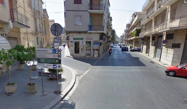 Uomo nudo e in stato confusionale in strada a Scicli: intervento delle forze dell’ordine