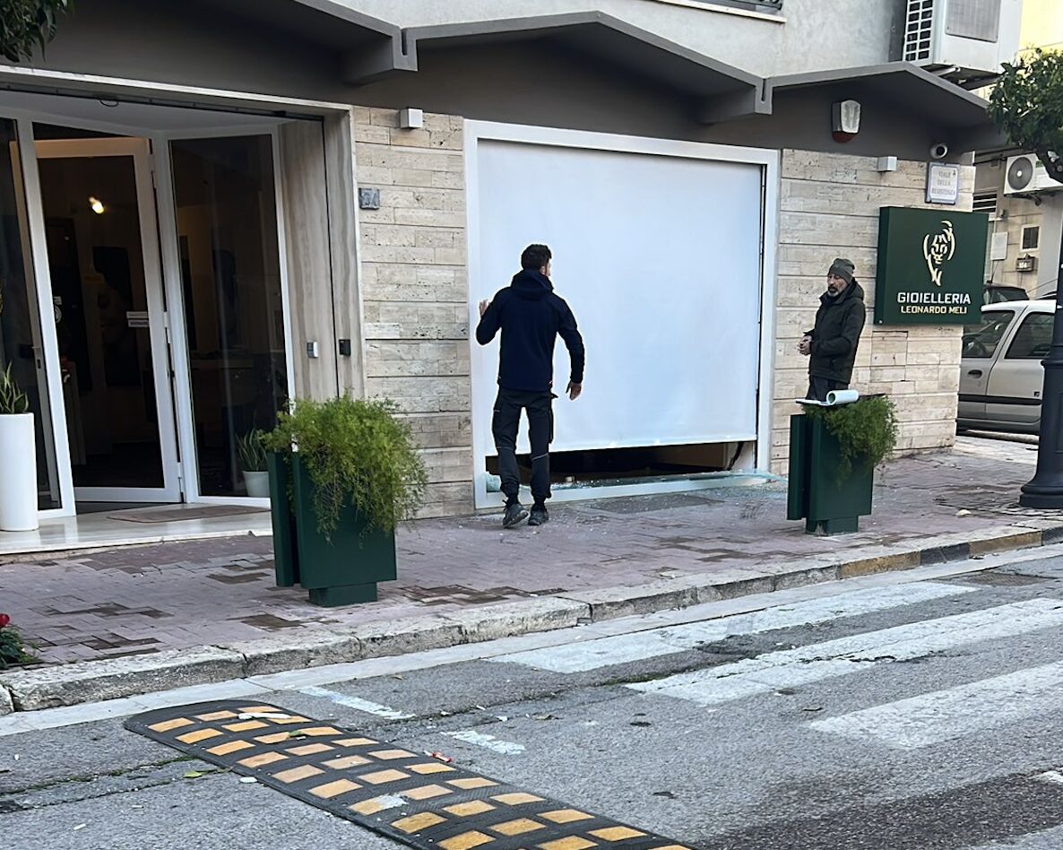 Furto con spaccata all’alba a Comiso, ladri inseguiti dalla Polizia, uno catturato a Pozzallo