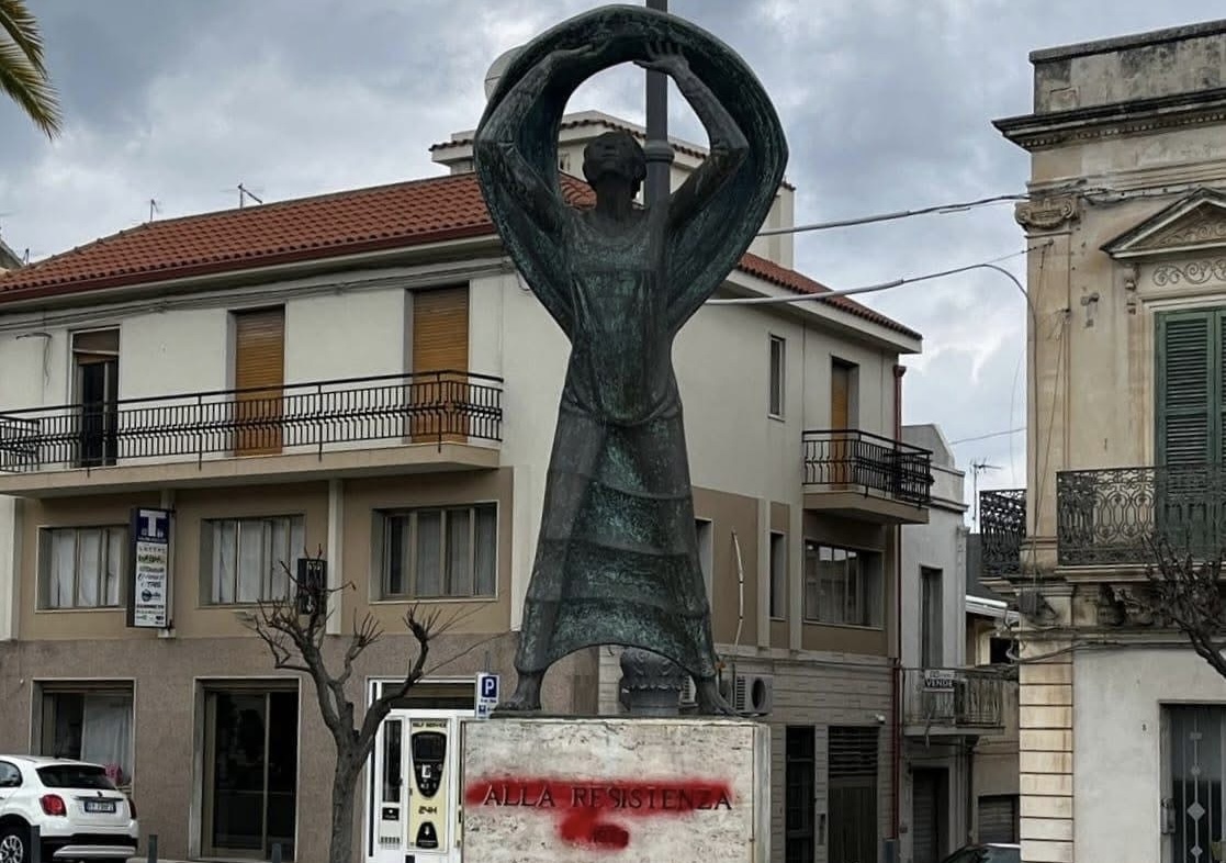 Ispica: tutti condannano l’atto vandalico alla statua della Resistenza