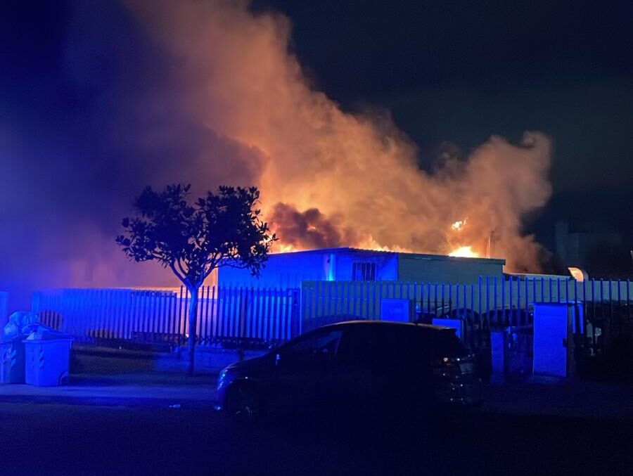 Da una fiaccola, l’inferno: distrutto da un incendio il “Bon” di Ragusa, tutti salvi i clienti (video)