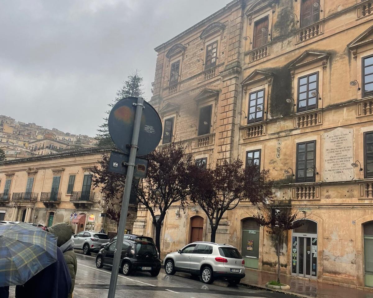 Incendio al Liceo Classico di Modica, sospesa l’attività didattica il 17 e 18 febbraio