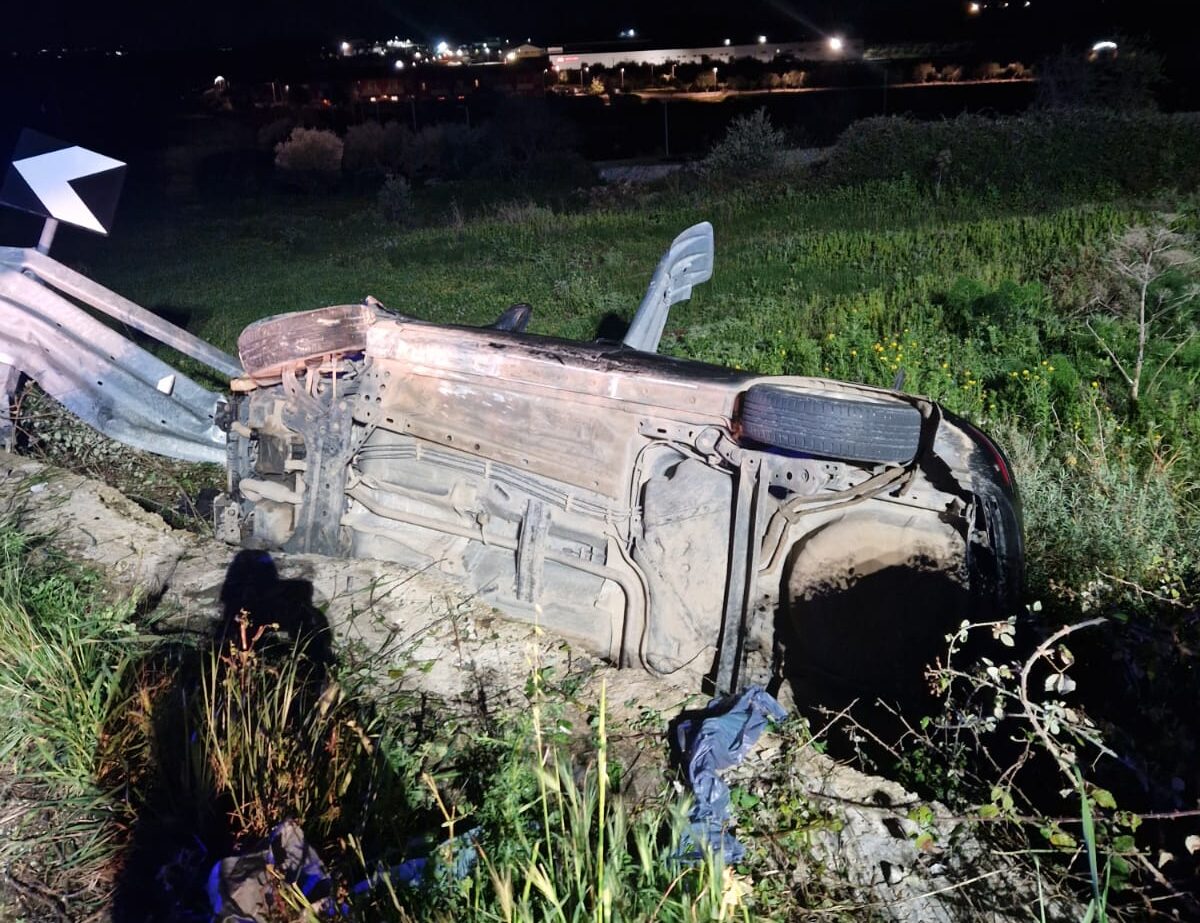 Incidente sulla Modica-Ispica: auto sfonda il guard rail, occupante miracolosamente illeso