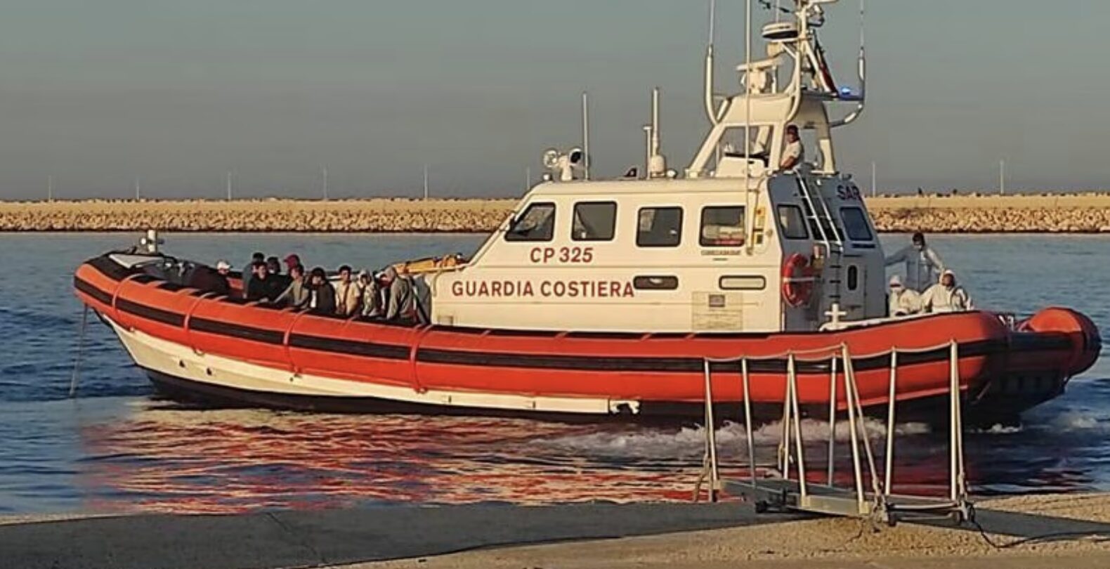 Pozzallo: ieri sera sbarco di migranti, in 35 salvati dalla Capitaneria di Porto, tra loro una bimba di 4 anni