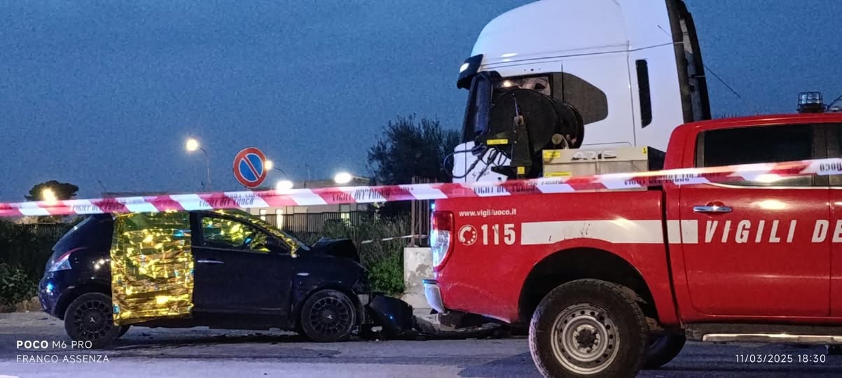 Comiso: incidente mortale in via Paolo Borsellino, scontro auto – Tir, vittima una settantenne
