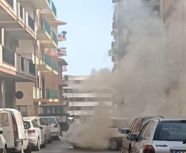 Ragusa: auto a fuoco in via Fratelli Bandiera, i Vigili del Fuoco evitano guai maggiori