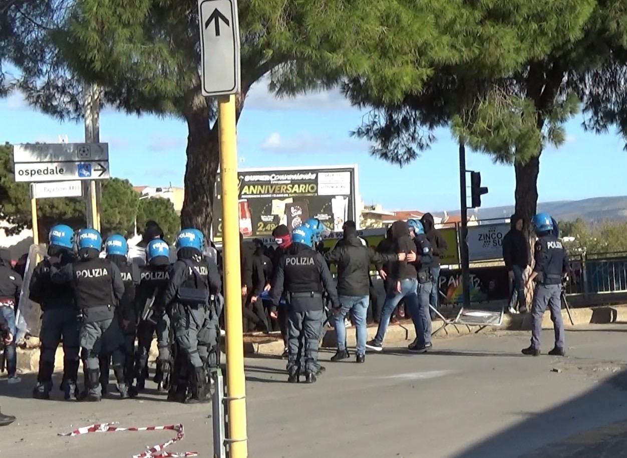 Scontri tra tifosi prima di Vittoria FC – Milazzo fuori dal “Cosimo”, il Questore emette 32 Daspo