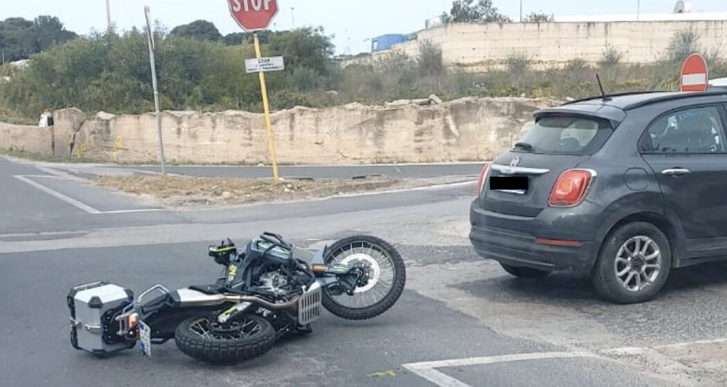 Incidente stradale sulla SS115 Vittoria – Gela, scontro auto – moto, ferito il centauro