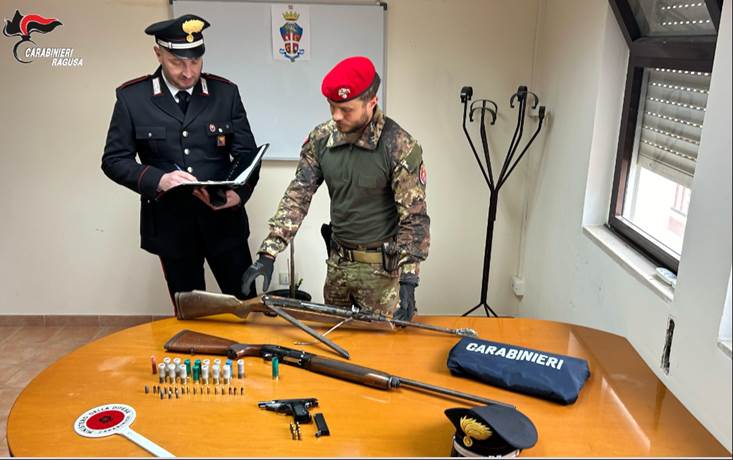 In un casolare a Vittoria, fucili, pistola e munizioni: vittoriese arrestato dai Carabinieri