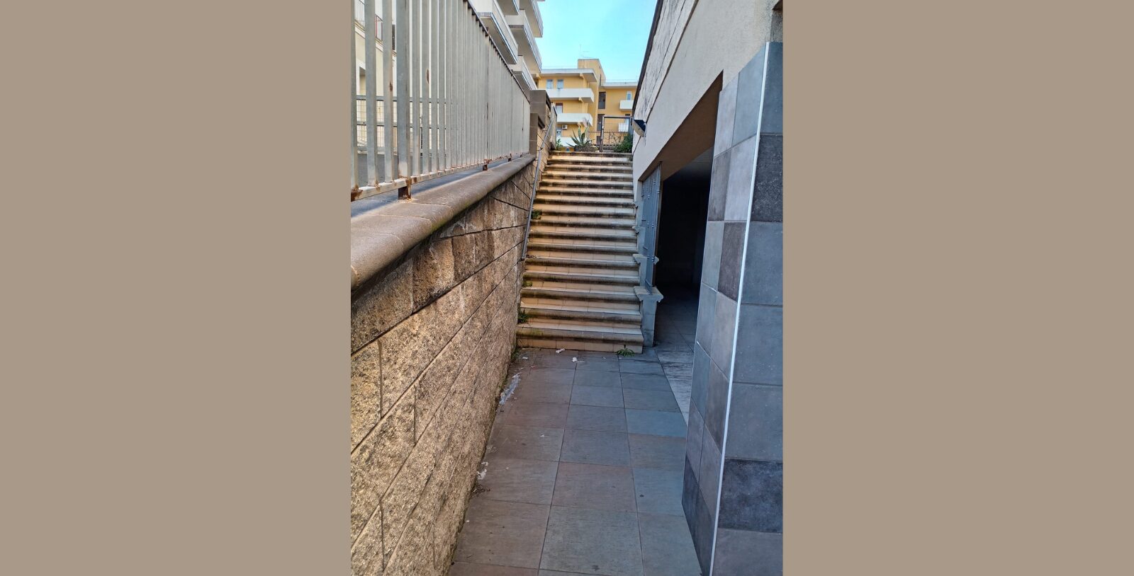 La vergogna della farmacia ASP di via Paestum a Ragusa inaccessibile e la cultura del “me ne frego”