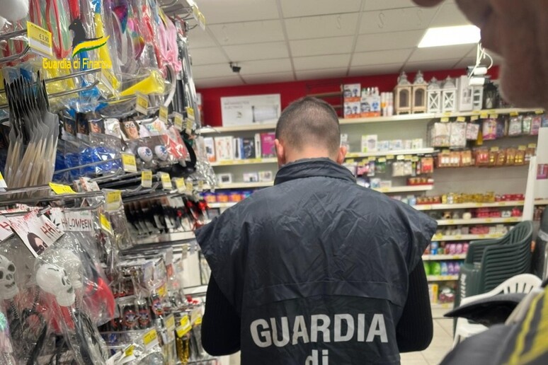 La GdF sequestra 25.000 prodotti non sicuri a Ragusa, Modica, Pozzallo, Vittoria e Chiaramonte