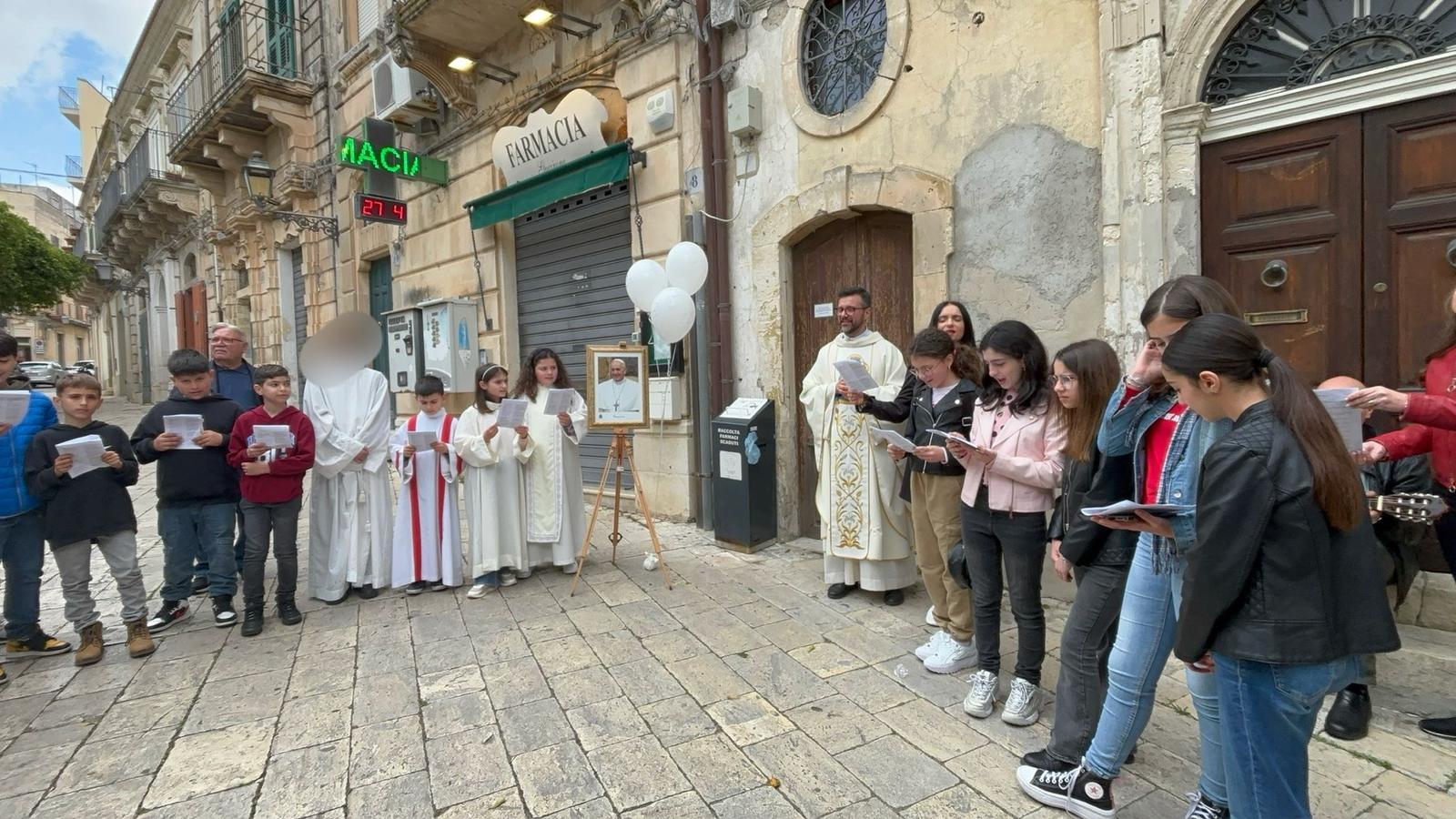 Modica, i bambini e i  ragazzi di Santa Teresa ricordano Papa Francesco