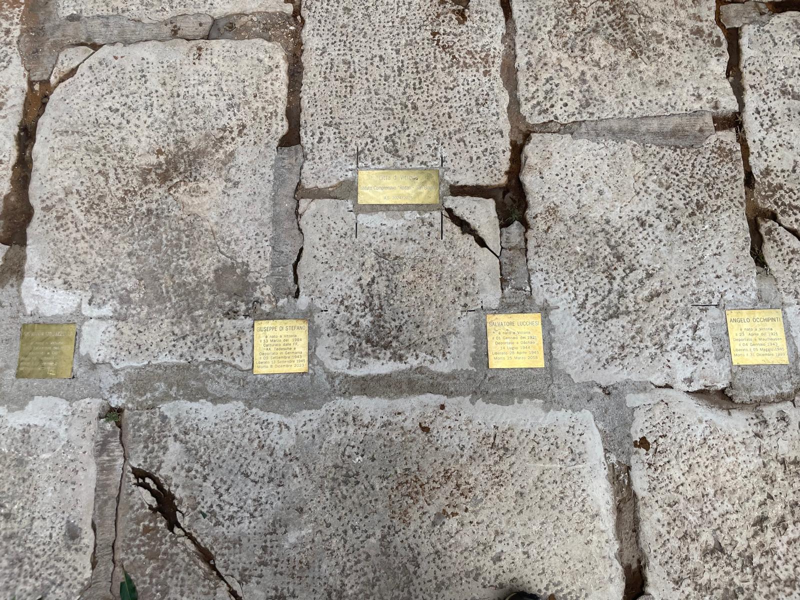 Pietre d’Inciampo a Vittoria in Piazza Colonna, grazie all’iniziativa dell’I.C. “Rodari – San Biagio”