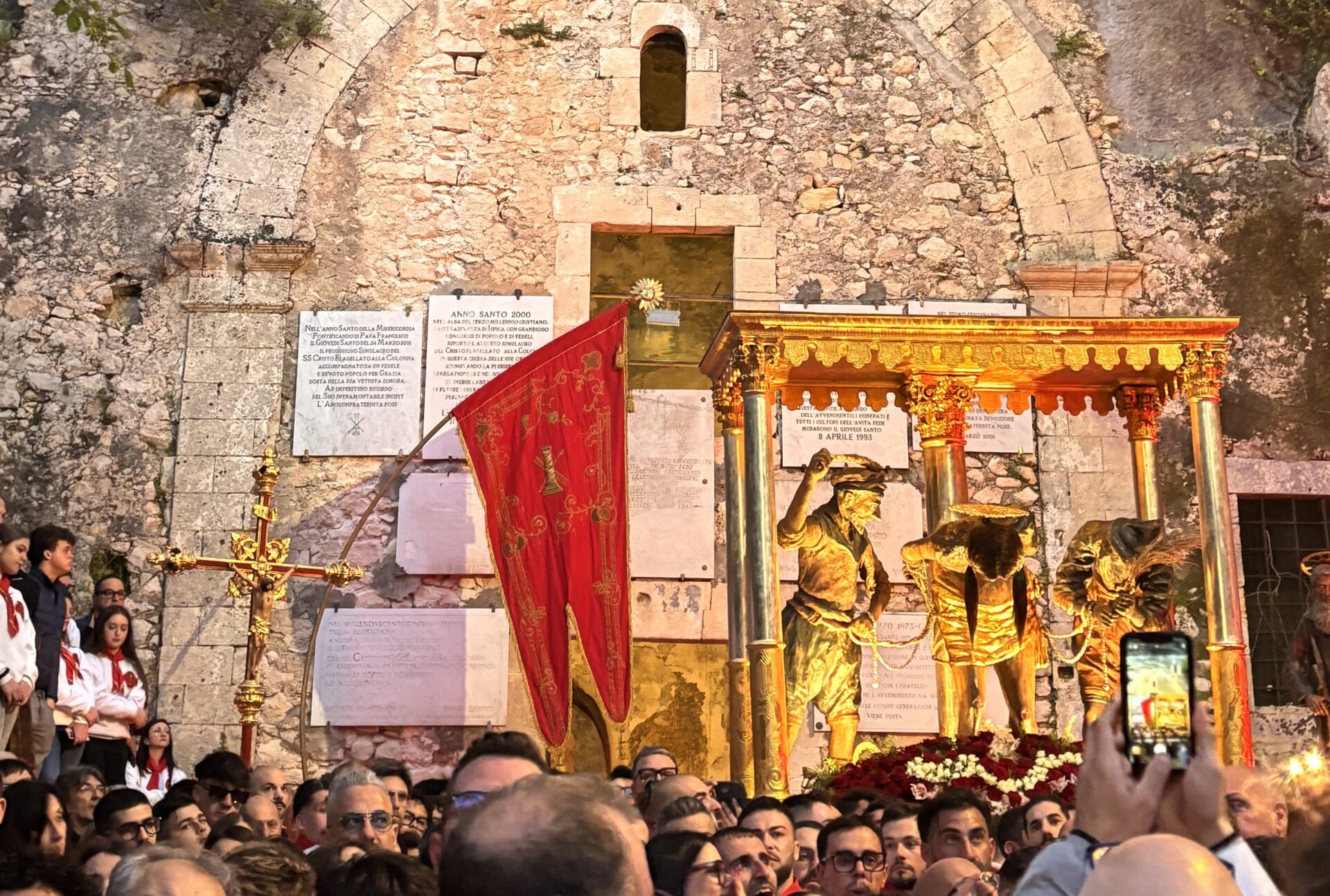 Ispica, le emozioni del Giovedì Santo tra fede e tradizione nell’anno della discesa alla Cava (foto e video)