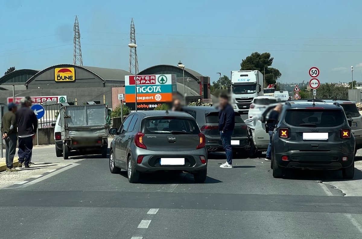 Incidente stradale sulla SS115 Comiso – Vittoria, carambola di auto e due feriti lievi e traffico in tilt