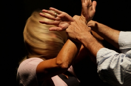 Violenze fisiche e psicologiche nei confronti dell’ex moglie, divieto di avvicinamento per un modicano