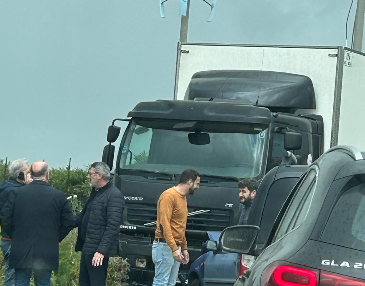 Brutto incidente a Modica nella via Gigi Olivari coinvolti due veicoli, strada chiusa al traffico
