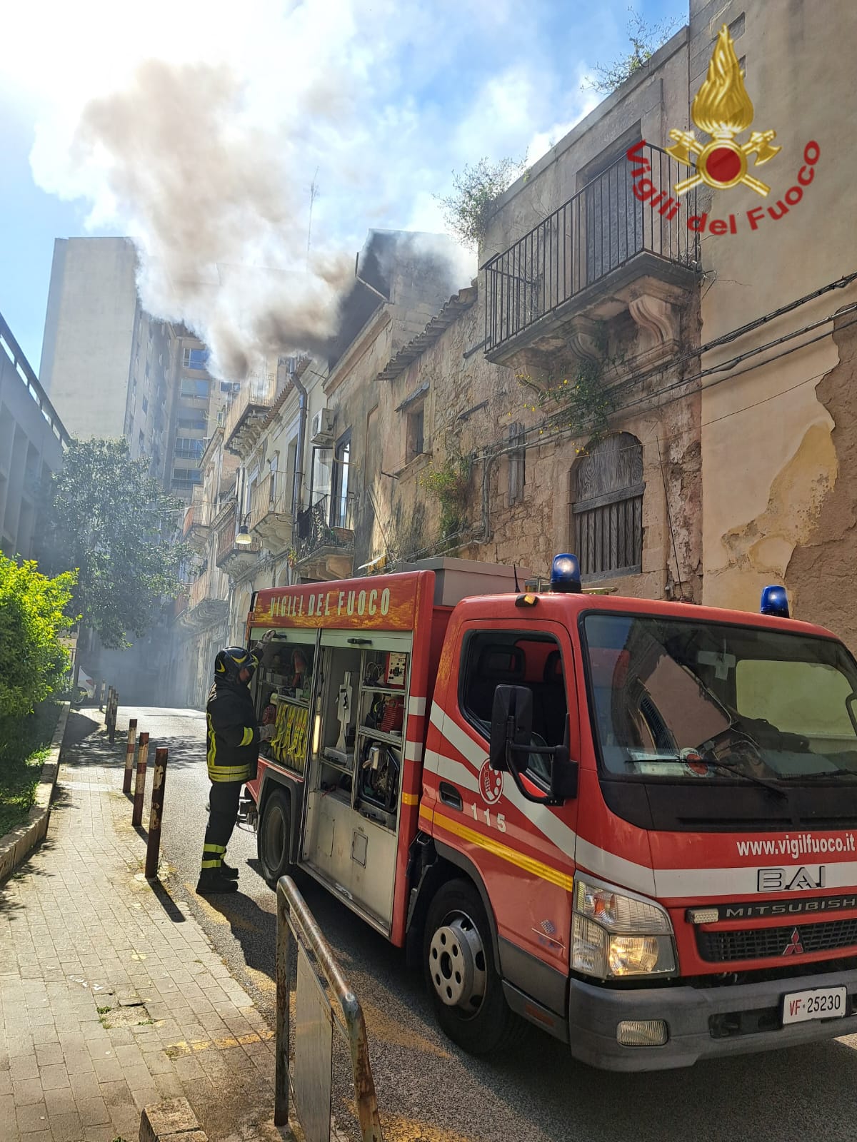 Incendio in un’abitazione abbandonata in via Natalelli a Ragusa: intervento dei Vigili del Fuoco