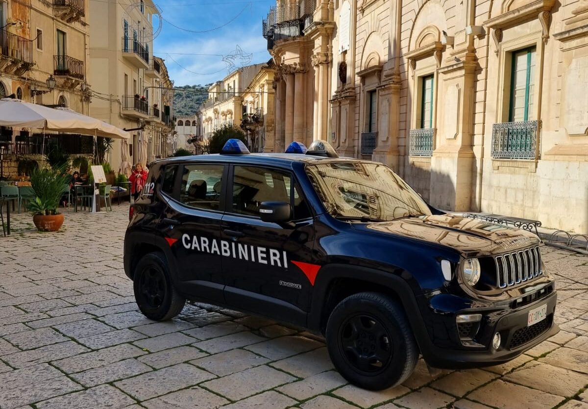 Scicli: viola il divieto di avvicinamento e inveisce contro un uomo all’arrivo dei Carabinieri, arrestato