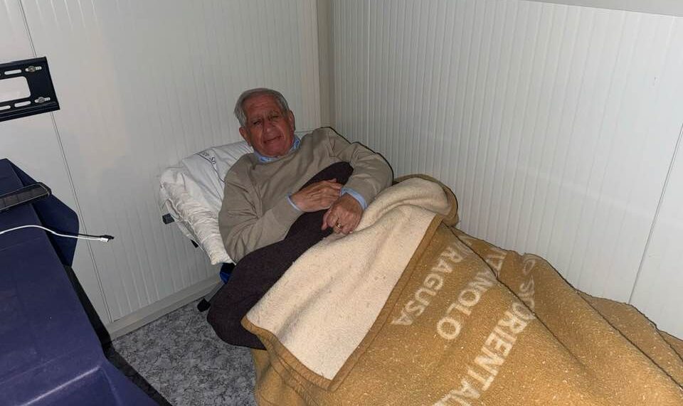 Protesta per la sanità a Vittoria: seconda notte in un container per il sindaco Francesco Aiello