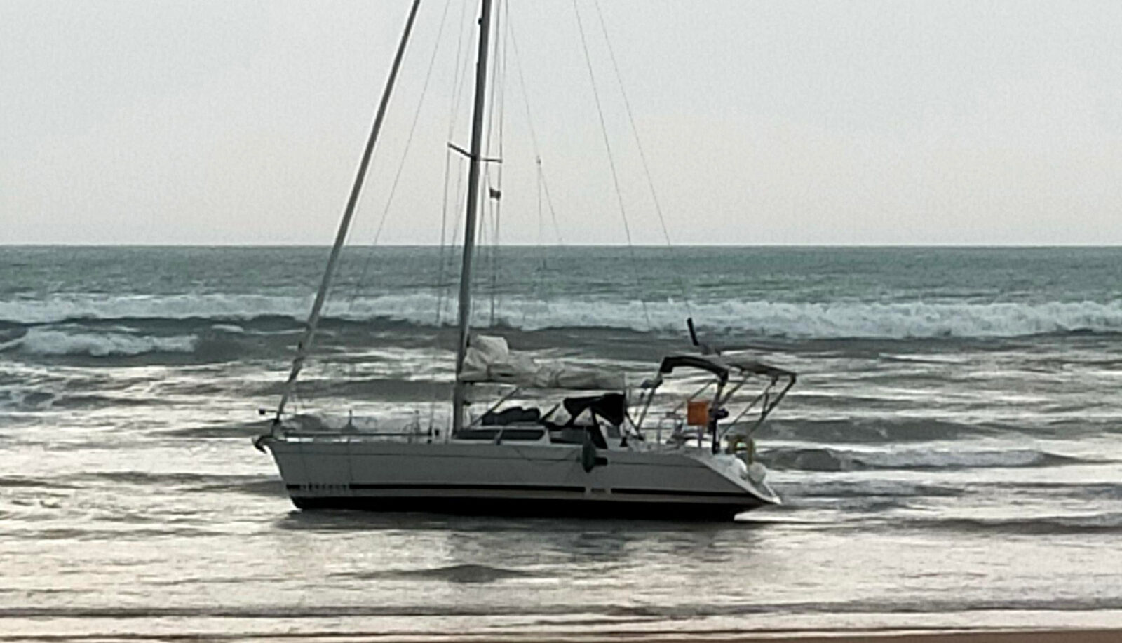 Attimi di paura a Pozzallo: barca a vela in balia delle onde, salvi i 5 occupanti, 1 portato in ospedale