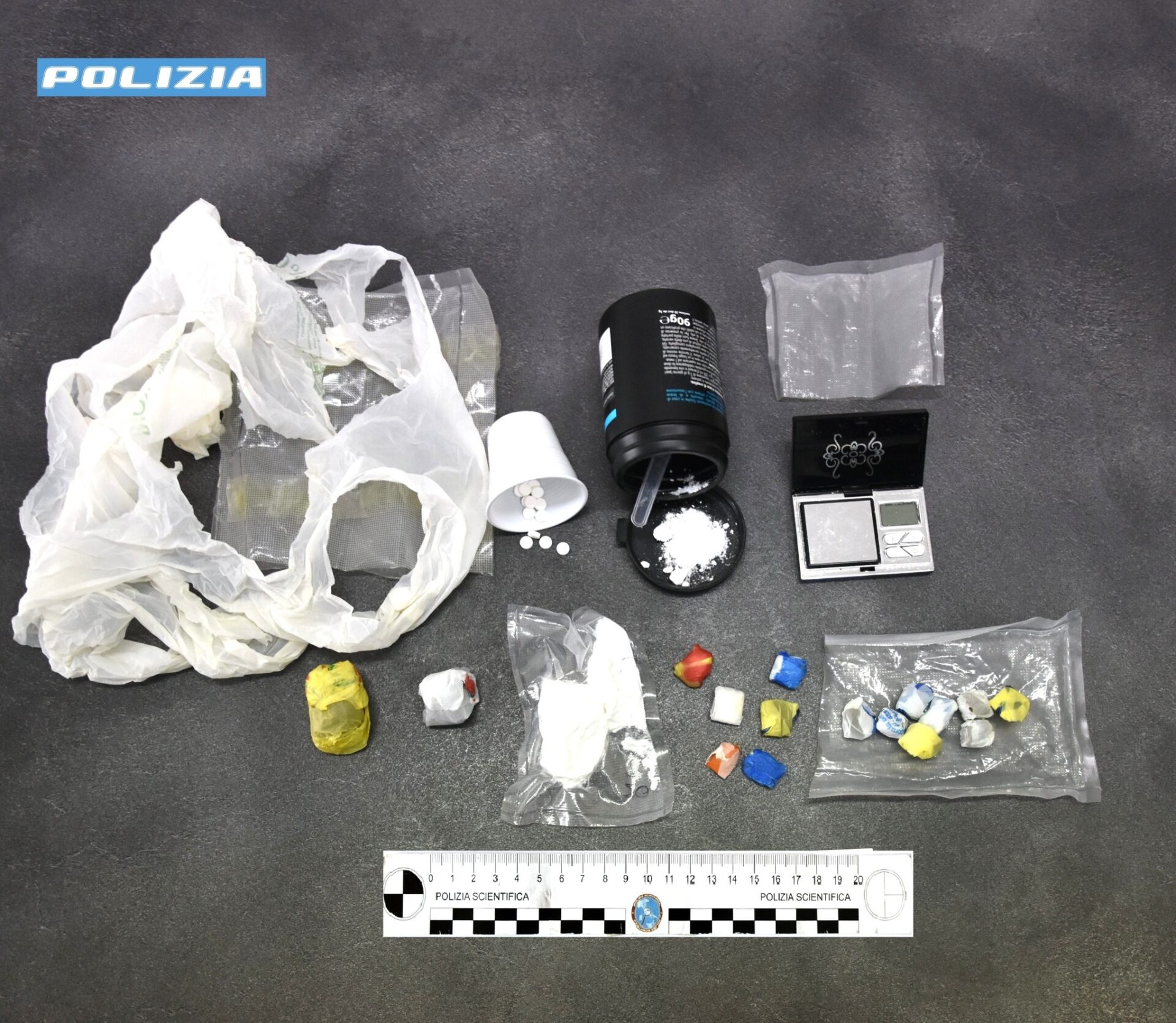 Spacciatrice arrestata dalla Polizia ad Ispica: a casa aveva un market di cocaina e hashish
