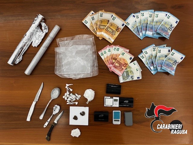 Ragusa: Spaccio di droga e furto di energia, i carabinieri arrestano due giovani, uno è minorenne