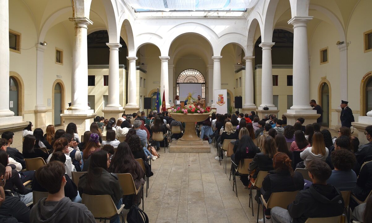 La Polizia di Stato incontra gli studenti di Ispica e Pozzallo per prevenire la violenza di genere