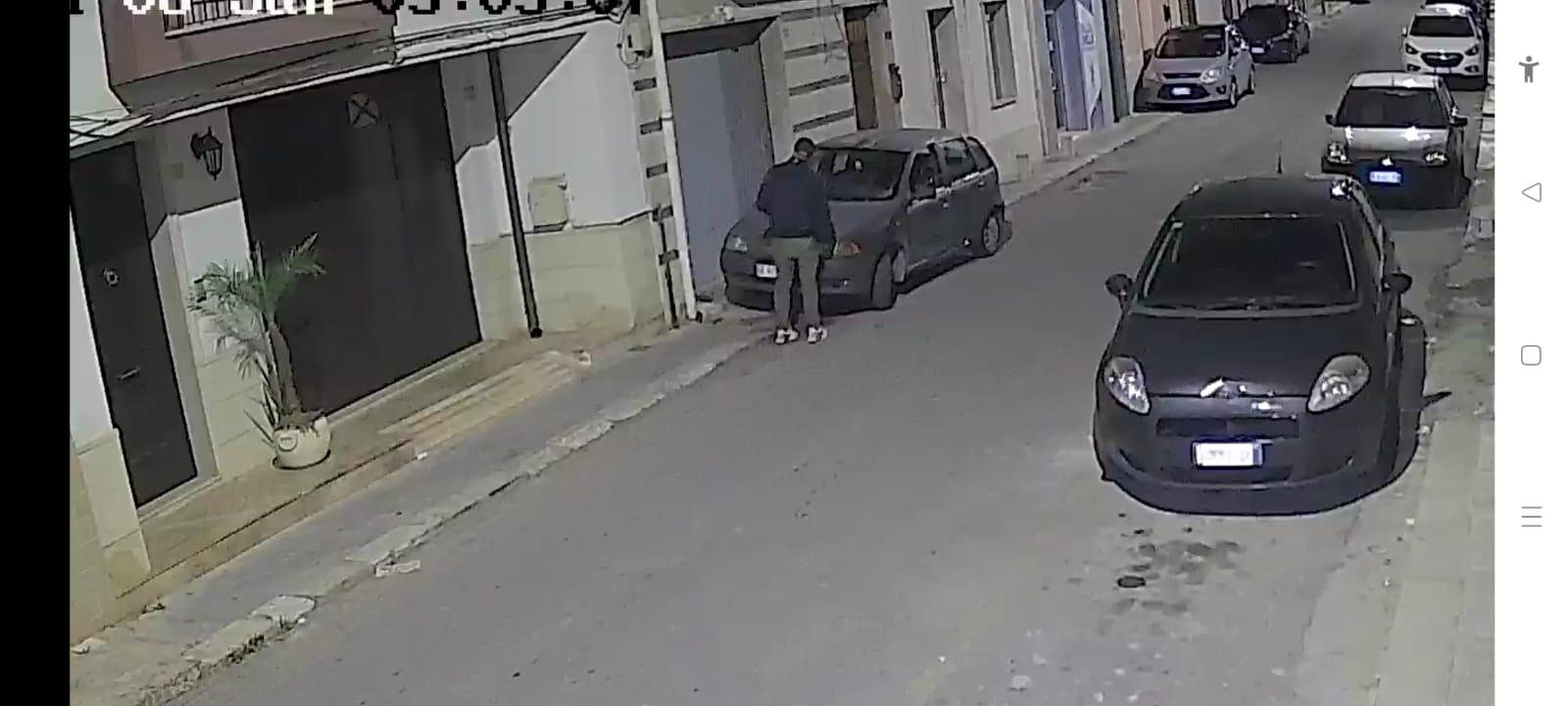 Auto incendiata nella notte a Vittoria: telecamere di videosorveglianza hanno ripreso tutto (video)
