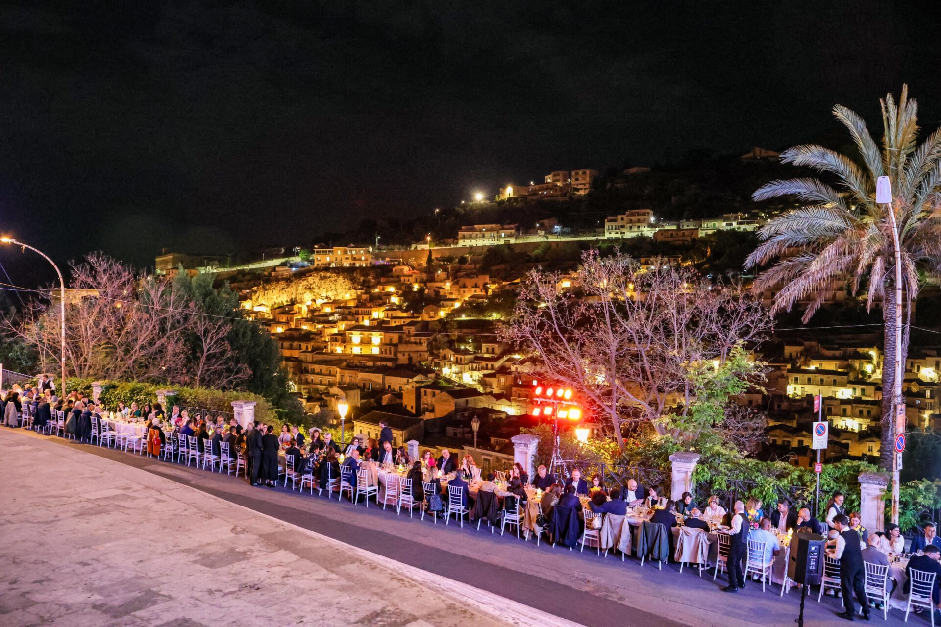Modica: 100 a tavola, la cena evento che ha esaltato la bellezza della città e le sue eccellenze