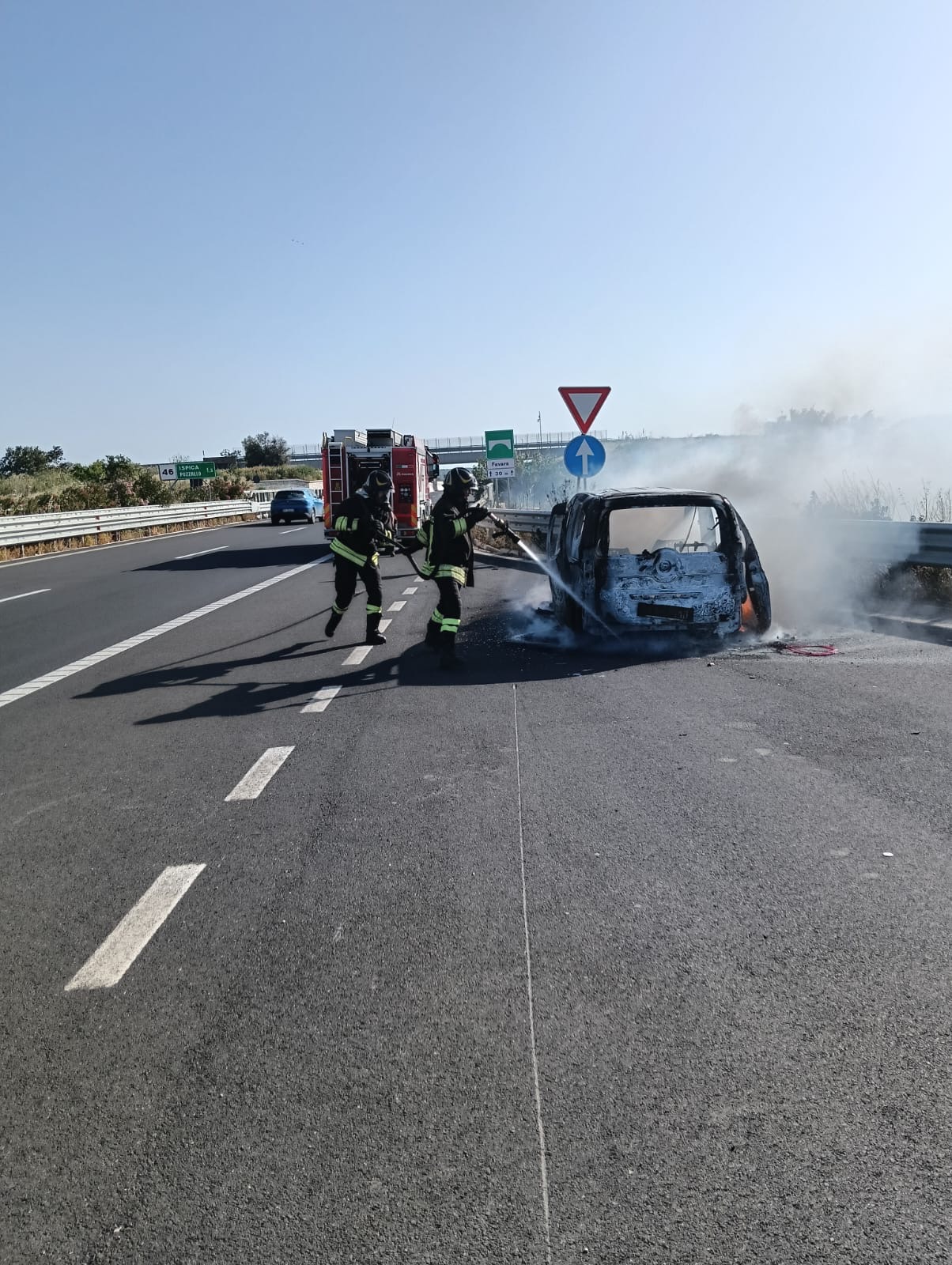 Auto in fiamme sull’autostrada SR–Gela: intervengono i Vigili del Fuoco da Modica