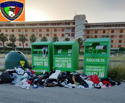 Svuotavano cassonetti per indumenti e una parte li abbandonavano: individuati e sanzionati