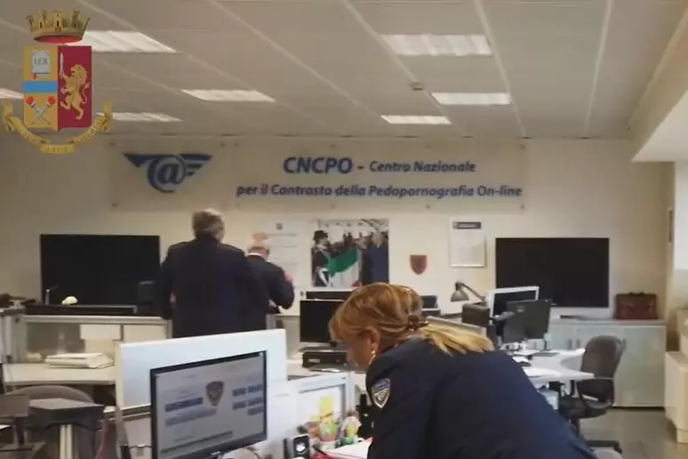 Avevano migliaia di file pedopornografici, tre arresti tra i 40 e i 60 anni: uno anche a Ragusa