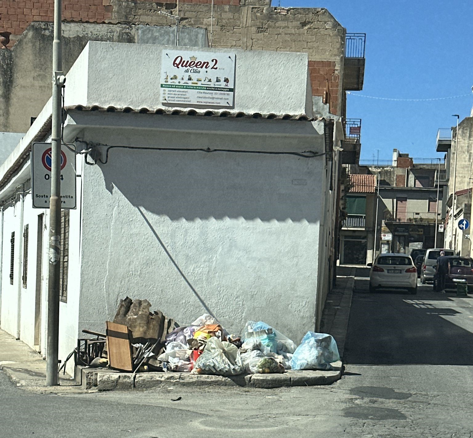 Vittoria: Sorpreso mentre abbandona rifiuti per strada, sanzionato dalla Polizia Locale