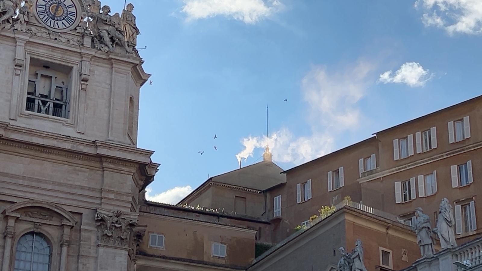 Fumata bianca alle 18:07, il nuovo Papa è stato eletto. In aggiornamento
