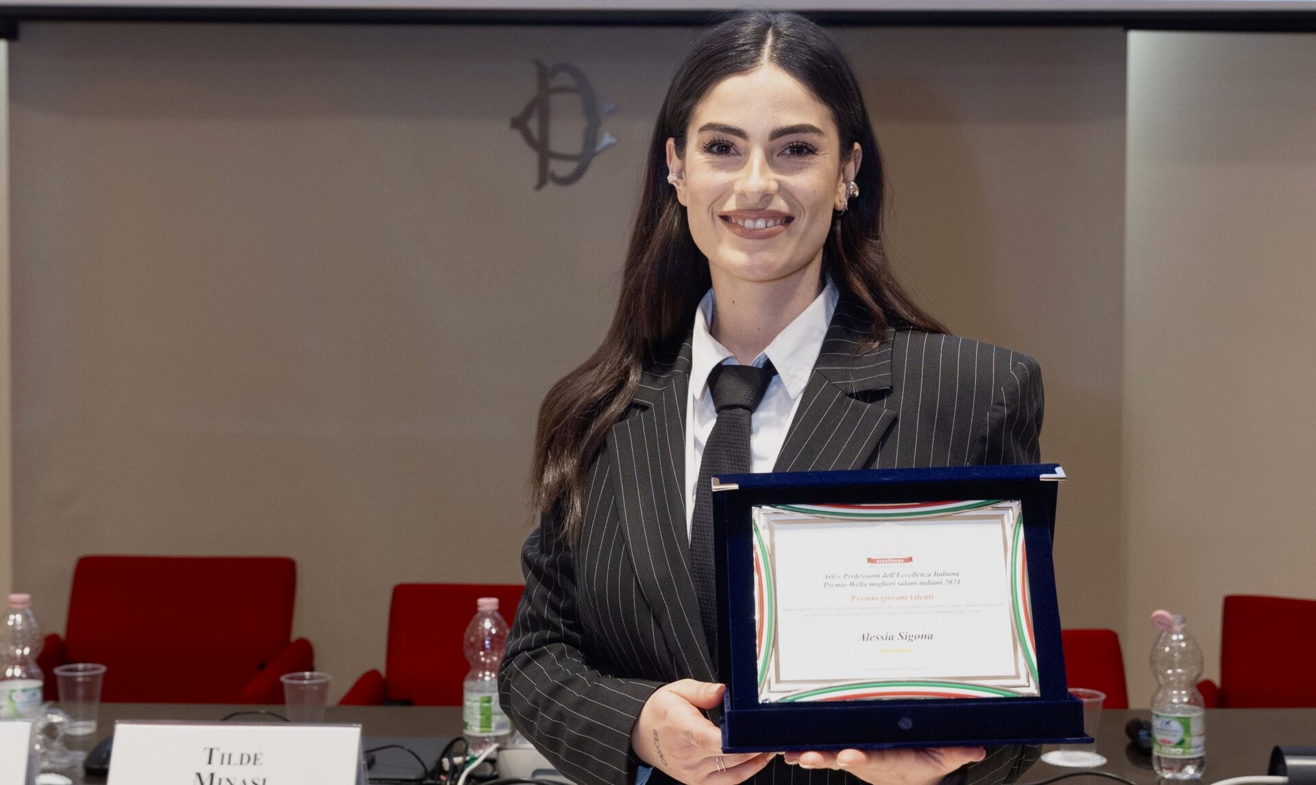 La giovane parrucchiera modicana Alessia Sigona riceve a Roma il Premio Giovani Talenti