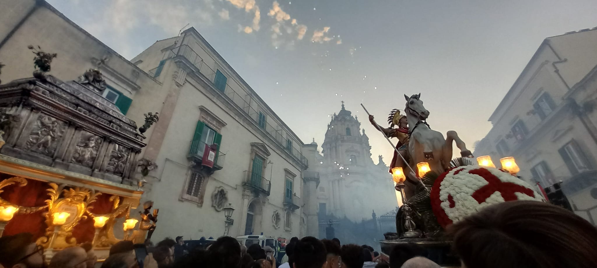 Tripudio di devoti e fedeli ieri a conclusione della festa in onore del patrono di Ragusa, S. Giorgio