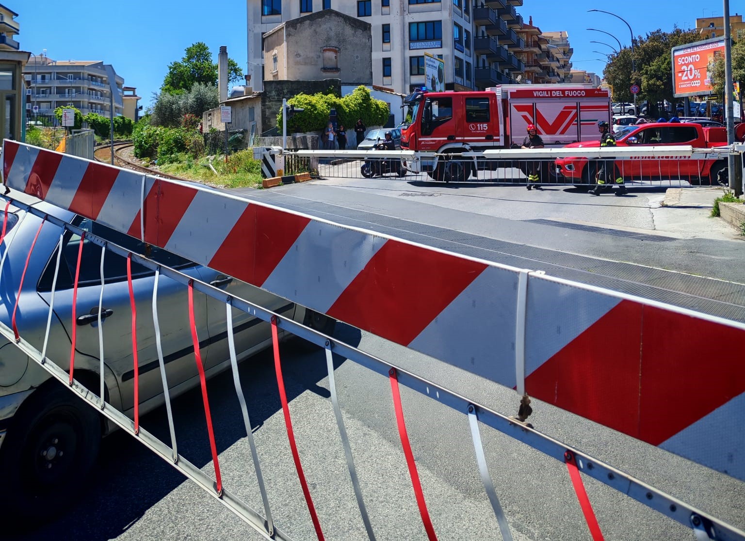 Ragusa: anziano rimane bloccato tra le sbarre del passaggio a livello di via Paestum, nessun ferito
