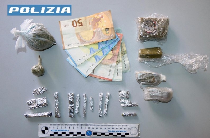 Spaccia droga in piazza Manin a Vittoria: tunisino di 23 anni arrestato dalla polizia