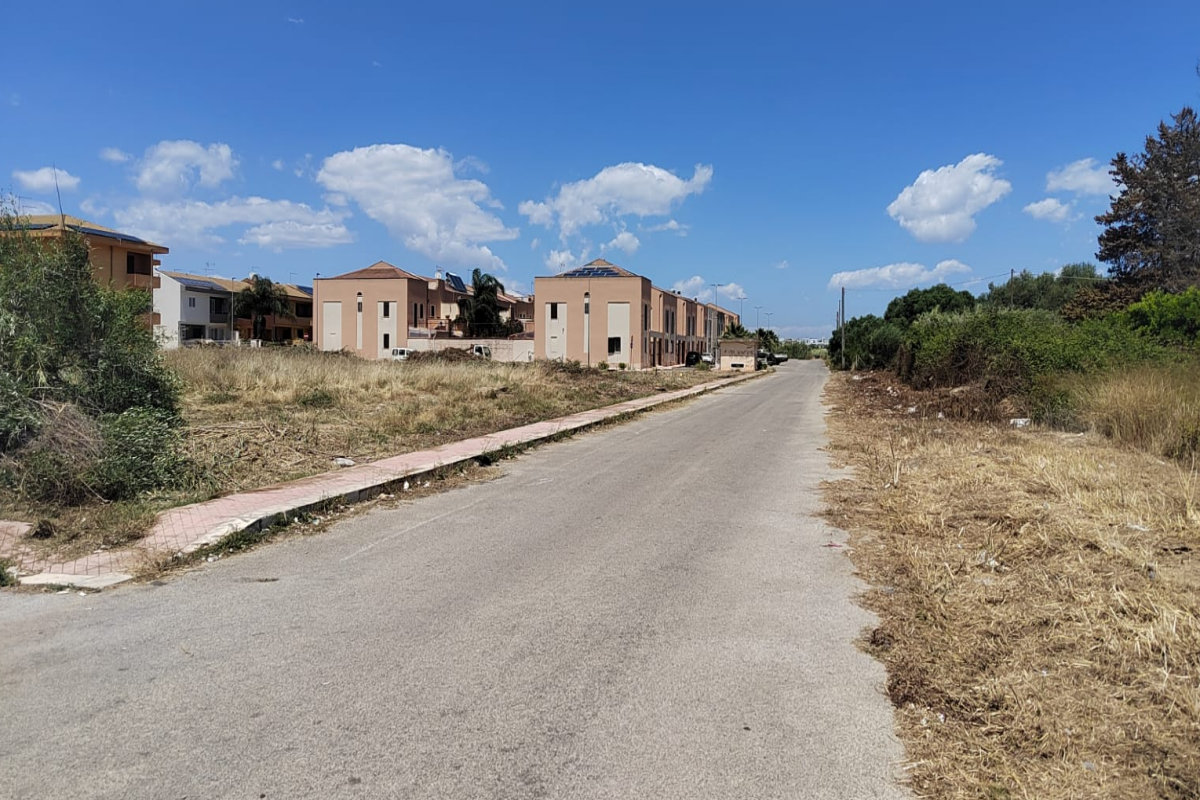 Avviati a Vittoria i lavori di scerbatura nel quartiere Cicchitto