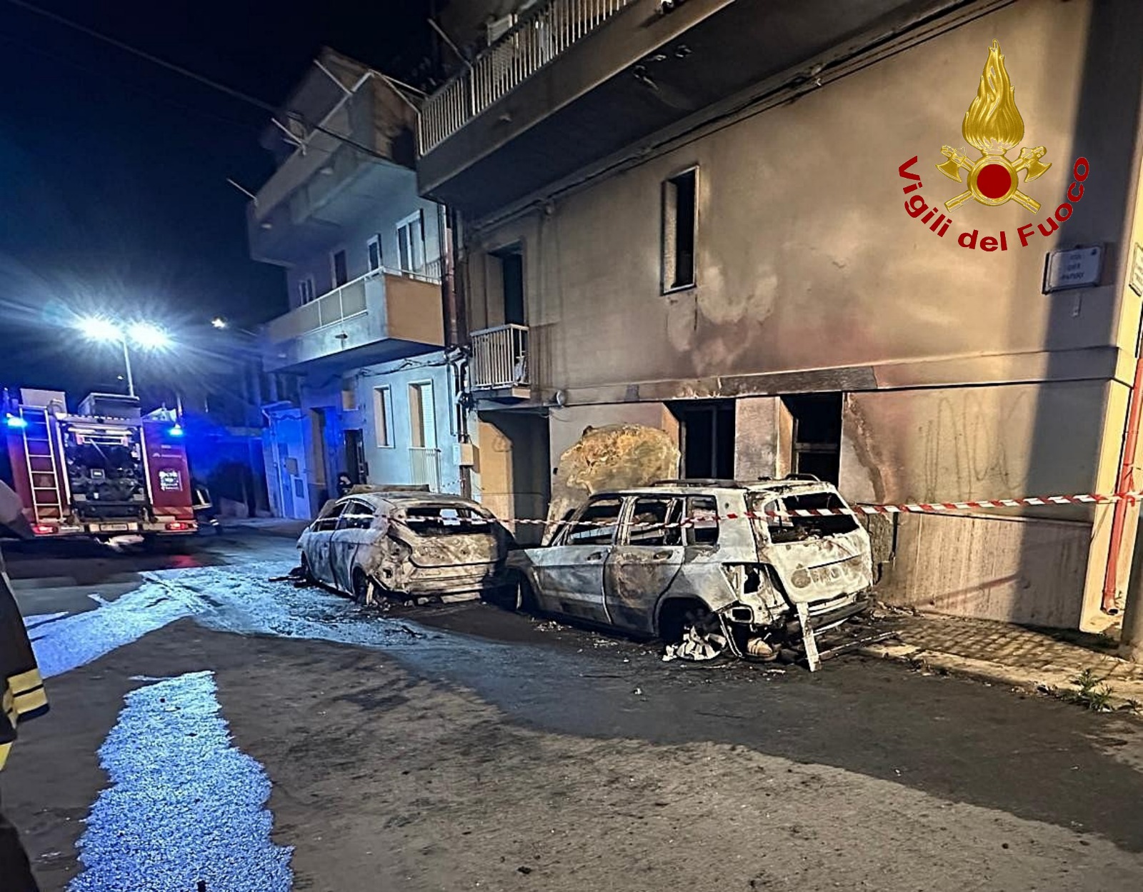 Notte di fuoco in via dei Papiri a Comiso: 2 auto distrutte da un incendio, 4 persone intossicate