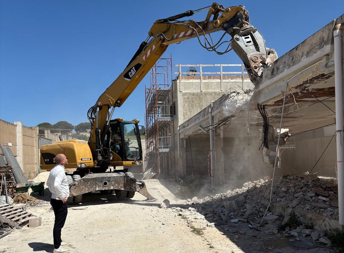 Via al “Pietro Scollo” di Modica ai lavori di demolizione: “Stadio pronto da settembre”