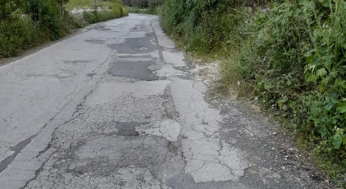 A San Giacomo via della Fontana in condizioni pietose: i residenti si affidano a Rossana Caruso