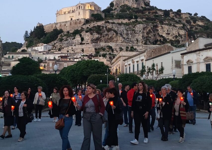 Fiaccolata ieri sera a Scicli per chiedere risposte e giustizia sull’uccisione di Peppe Ottaviano