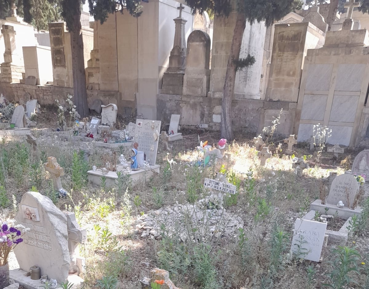Cimitero di Modica abbandonato a se stesso, la denuncia di una cittadina (foto e video)