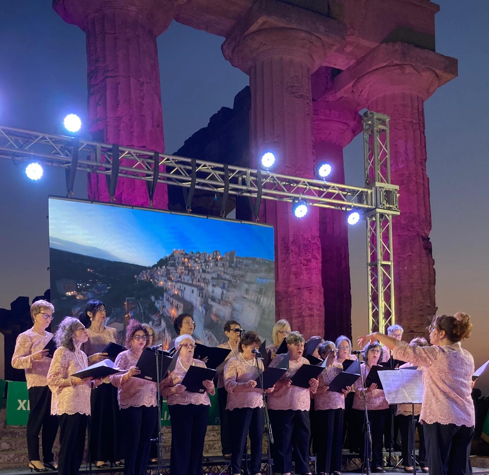 Positiva esibizione del coro Unitre di Modica a Selinunte