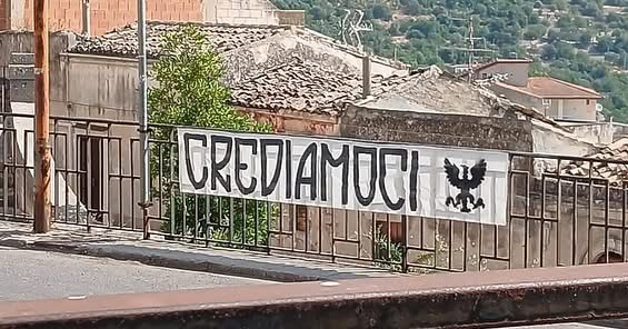 Modica invasa dagli striscioni con la scritta “CREDIAMOCI” a sostegno dei rossoblu