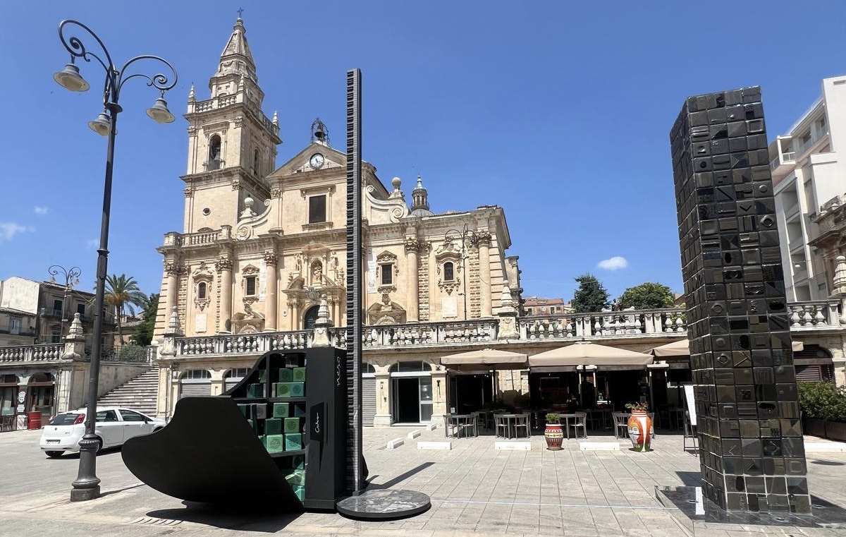 Ragusa: in Piazza San Giovanni le installazioni di Nerosicilia di Talarico